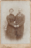 BJ30  -  CROATIA  --  BELOVAR, BJELOVAR  --  CABINET  PHOTO,  CDV  -  COUPLE  -- 16,2 Cm X 10,8 Cm  --  PHOTO:  MARKGRAF - Anonymous Persons