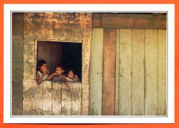 BRESIL Manaus Enfants Dans Une Cabane De Planches - Geografia