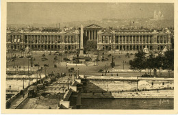 Série PARIS EN FLANANT. Vue Générale De La Place De La Concorde. [Au Loin Le Sacré-Coeur] - Plazas