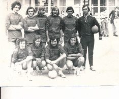 RUISELEDE  FOTO 15 X 10 CM      VOLLEYBALCLUB  PERVO   1973     2 SCANS - Ruiselede