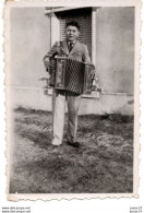 Photo D'un Jeune Accordéoniste - Personas Anónimos