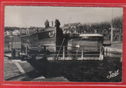 Carte Postale 77. Champagne-sur-Seine  La Péniche CAPELLA Dans L'écluse   Très Beau Plan - Champagne Sur Seine