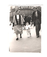 NANCY.  COUPLE Avec ENFANT Devant Les MAGASINS REUNIS. 1953. - Personas Anónimos