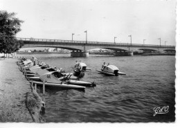 Vichy Animée Pédalos Canotage Sur L'Allier Pont De Bellerive - Vichy