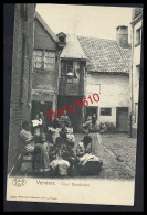 Verviers-  Dans La Cour Baudouen, On Apprend à Coudre, Tricoter, Crocheter... - Verviers