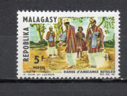 MADAGASCAR   N° 423  NEUF SANS CHARNIERE  COTE 0.50€  DANSE - Madagascar (1960-...)