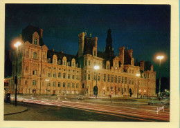 PARIS La Nuit : L'Hôtel De Ville Illuminée (voir Scan Recto/verso) - Paris Bei Nacht