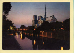 PARIS La Nuit : Notre-Dame De Paris Illuminée (voir Scan Recto/verso) - París La Noche