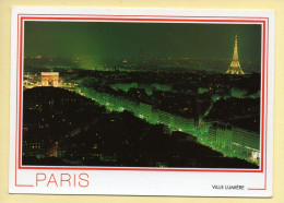 PARIS La Nuit : L'Arc De Triomphe Et La Tour Eiffel Illuminés (voir Scan Recto/verso) - Parijs Bij Nacht