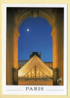 PARIS La Nuit : Grand Louvre / La Pyramide Illuminé (voir Scan Recto/verso) - París La Noche