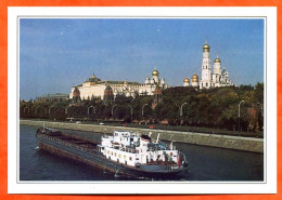 URSS CCCP  Moscou Le Kremlin Sur La Rive De La Moskova Péniche - Géographie