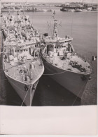 PHOTO REMISE DE 4 DRAGUEURS DE MINES A LA FRANCE A CHERBOURG VEGA ALTEBARAN ALGOL ET REGULUS - Bateaux