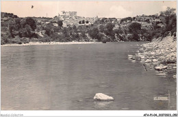 AFAP1-04-0027 - GREOUX-les-BAINS - Tourisme - Thermalisme - Climatisme - Le Verdon - Au Fond - Le Village Et Son Château - Gréoux-les-Bains