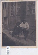 SAINT-FLORENTIN- PHOTO DE DEUX HABITANTS DE LA COMMUNE DEVANT CHEZ EUX- NOM A DECHIFFRER- AU VERSO- 1923 - Europe