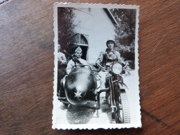 Photo 6 X 8,5 Cm, Militaire Moto Side-card, Fusil, 1939-1945 - Guerre, Militaire