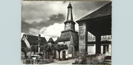 Dép 19 - Voitures - Automobile - Treignac - La Mairie - La Vieille Chapelle De N.D. De La Paix Et Les Anciennes Halles - Treignac