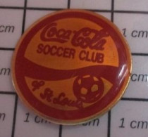 713c Pin's Pins / Beau Et Rare / COCA-COLA / ST LOUIS SOCCER CLUB Le Vrai Football Qui Se Joue Avec Les Pieds ! - Coca-Cola