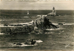 29 - Pointe Du Raz - Le Phare De La Vieille, Au Loin L'île De Sein - Mention Photographie Véritable - CPSM Grand Format  - La Pointe Du Raz