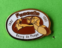 Pin's Pascalis Bourg De Peage 1892-1992 Boulangeries-pâtisseries - Food