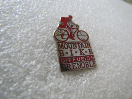 PIN'S   MOUNTAIN   BIKE   DIFFUSION  GRENOBLE  Email Grand Feu - Wielrennen