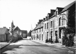 St Hilaire Des Landes * Rue De Fougères * Machines Agricoles * Villageois - Autres & Non Classés