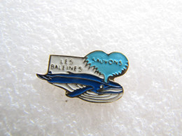 PIN'S    SAUVONS LES  BALEINES - Animaux