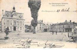 FERE CHAMPENOISE - L'Hôtel De Ville Et La Place - Très Bon état - Fère-Champenoise