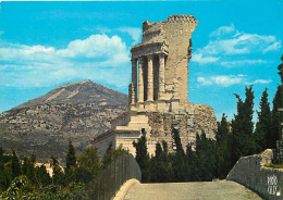 06 - La Turbie - Le Trophée Des Alpes. Monument à La Gloire De L'Empereur Auguste - Au Loin, Le Mont-Agel Avec Le Fort E - La Turbie