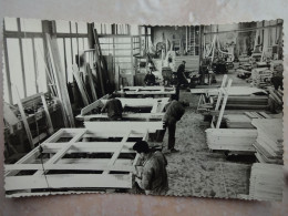 (Carte) Photo CHARLIEU Ou Ses Environs Ouvriers Dans Une Scierie Ou Usine De Montage - Beau Plan - Charlieu