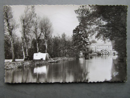 CP 10 Aube ROMILLY Sur SEINE -  Campeur  La Tente Et La Voiture Sur Les Bords De La Seine Au Fond Le Moulin  1968 - Romilly-sur-Seine