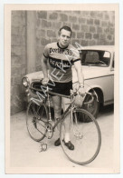 Photo Originale " Cycliste Avec Son Vélo Et T-shirt BERTIN - Porter 39 Et Peugeot 403 - Ciclismo