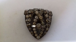 B17 /  BROCHE METAL AVEC BRILLANT EST FERLOIR A PINCE NOMBREUX POINCON GERMANY ARGENT JE PENSE - Brooches