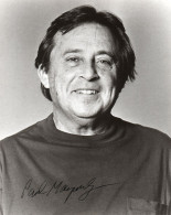 PHOTO GRAND FORMAT 1 - ENV 1 - CINEMA - PHOTO DEDICACEE DU REALISATEUR AMERICAIN PAUL MAZURSKY - Signed Photographs