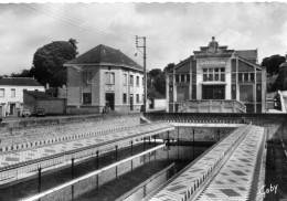 Doué-la-Fontaine Les Fontaines Théâtre Poste - Doue La Fontaine