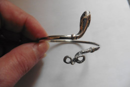 Bracelet Ancien Du 19e Siècle Ouvert En Argent Ciselé Tête Et Queue De Serpent - Armbanden