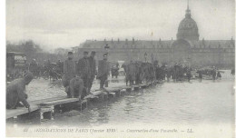 Paris Innondée En 1910 Construction D'une Passerelle - Inondations De 1910