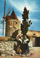 CPM - P - BOUCHES DU RHONE - FONTVIEILLE - LE MOULIN DE DAUDET - COSTUMES FOLKLORIQUES - Fontvieille