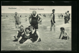 Foto-AK Niendorf, Besucher Im Familienbad  - Moda