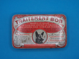 Boîte En Métal Ancienne - Traitement Bob - Pharmacie F. Courvoisier à Grandvillars (90) - Maladie Jeune âge Du Chien - Cajas