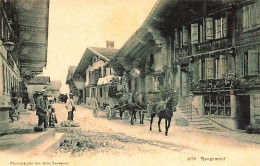 REPRODUCTION 1970 Rougemont La Diligence Avec Louis Saugy (découpeur Et Facteur) Devant L'Hôtel De Ville - Rougemont