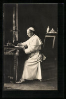 AK Papst Pius XI. Mit Feder Und Schriftstück  - Popes