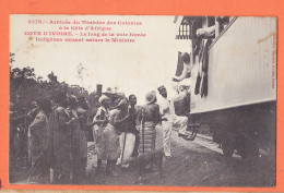 24657 / ♥️ Rare Cote Ivoire ◉ Arrivée Indigènes Venant Saluer Ministre Colonies Cote AFRIQUE Descente Train Voie Ferrée  - Côte-d'Ivoire