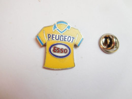 Beau Pin's En EGF , Auto Peugeot , ESSO , Maillot Football , Signé Démons & Merveilles - Peugeot