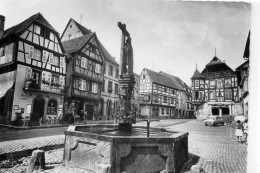 Kayserberg Animée Place De L'Eglise Belle Dauphine Renault Fontaine Constantin - Kaysersberg