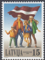 Latvia 1999 -  The 10th Anniversary Of The Baltic Chain: Family With Flag - Mi 506 ** MNH [1838] - Lettonie