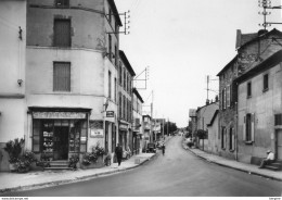 63. CPSM - LEZOUX - Rue Saint Taurin - Tabac Journaux - Voitures Anciennes - - Lezoux