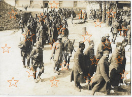 CAMBRAI Photo Allemande Grand Format,prisonniers Français Cour De La Citadelle, Guerre 1914-1918 WW1 - Cambrai