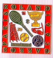 PIN'S ROLAND GARROS PARIS 1992 >> CARRE 2.5 S/ 2.5CM -TRES BON ETAT -REF-TTP-SP-TEN-4 - Tennis