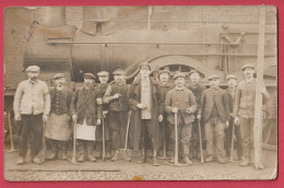 Carte Photo Ouvriers Et Soldat Allemand Devant Une Locomotive - Autres & Non Classés