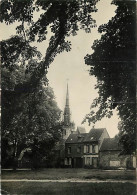 27 - Conches - L'Eglise Vue Du Parc - Carte Dentelée - CPSM Grand Format - Etat Léger Pli Visible - Voir Scans Recto-Ver - Conches-en-Ouche